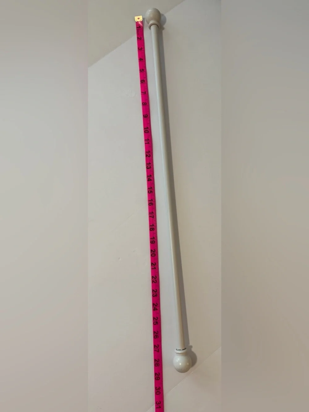 White Curtain Rod with small sphere shape endings